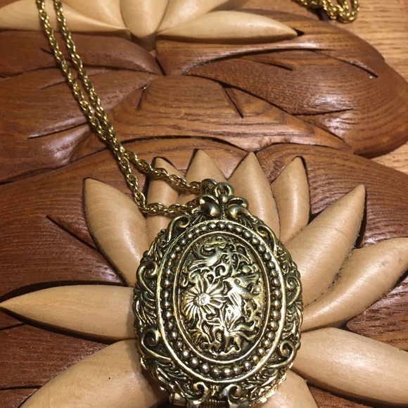 Vintage 1960’s Cameo Perfume Locket *Rare* - Picture 3 of 5